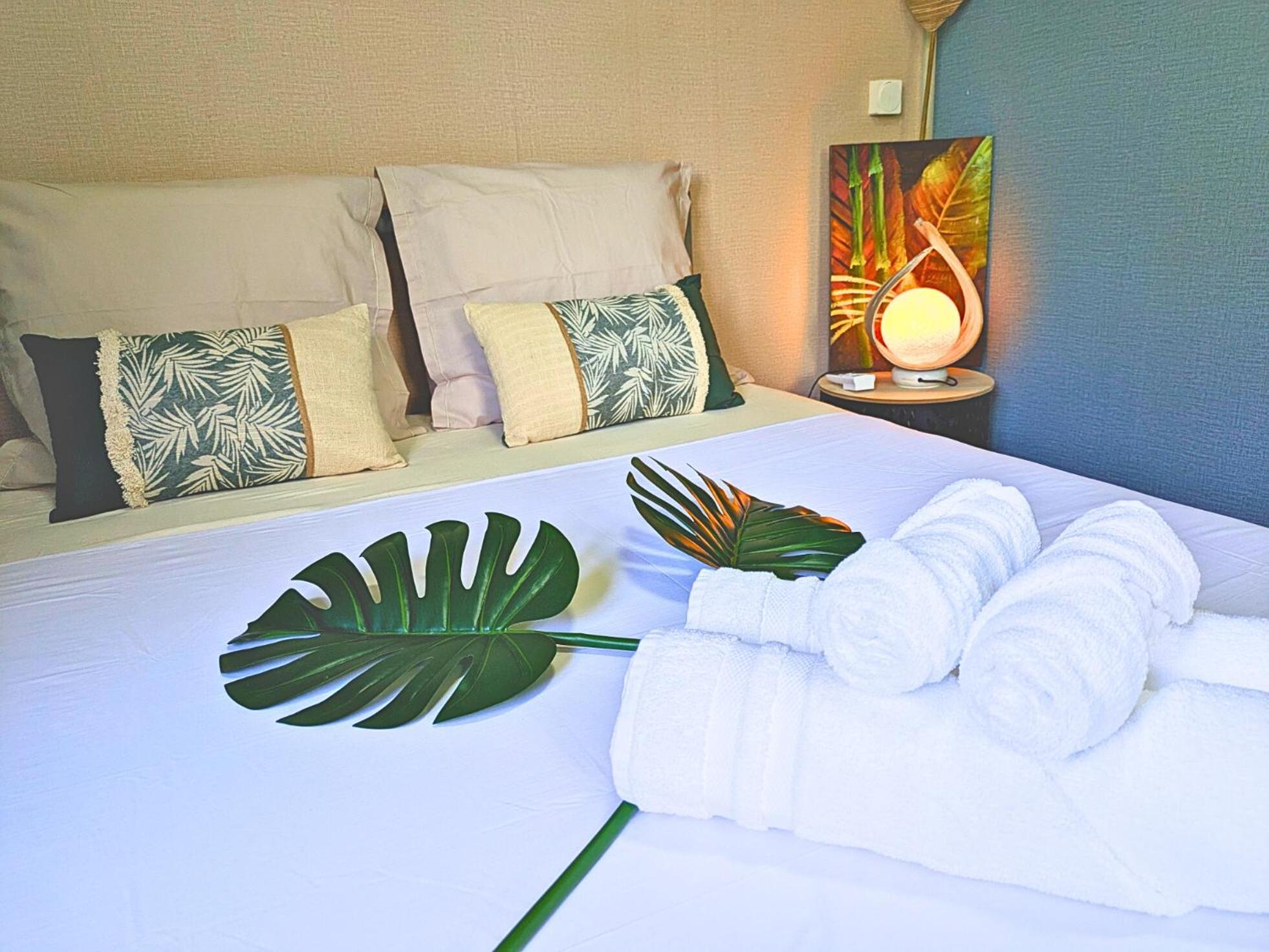 Natura Om Teahupoo Surf Lodge Toanoano Exteriör bild
