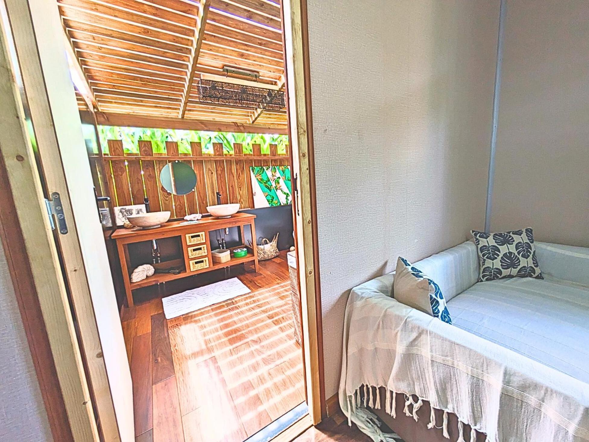 Natura Om Teahupoo Surf Lodge Toanoano Exteriör bild