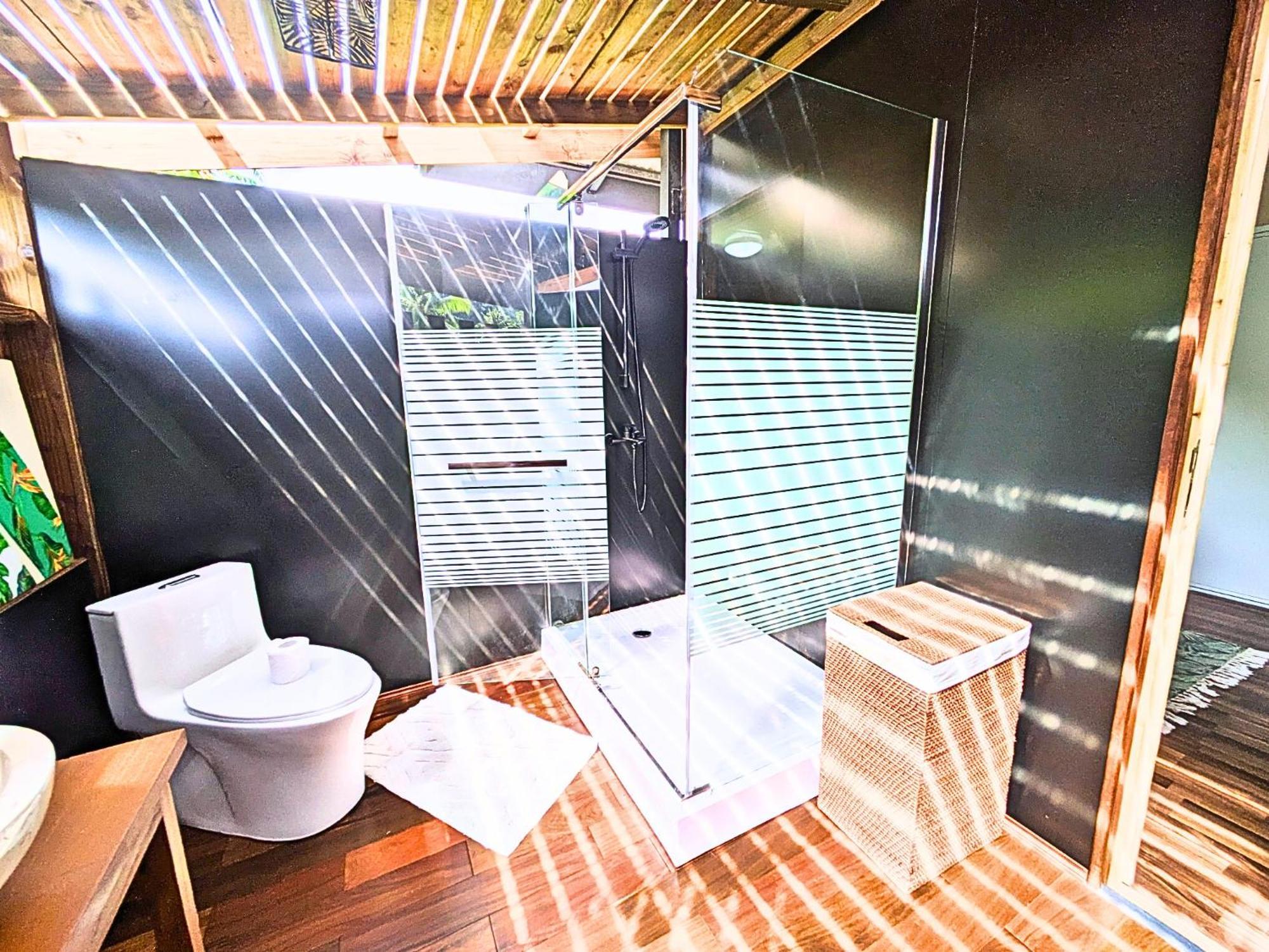 Natura Om Teahupoo Surf Lodge Toanoano Exteriör bild