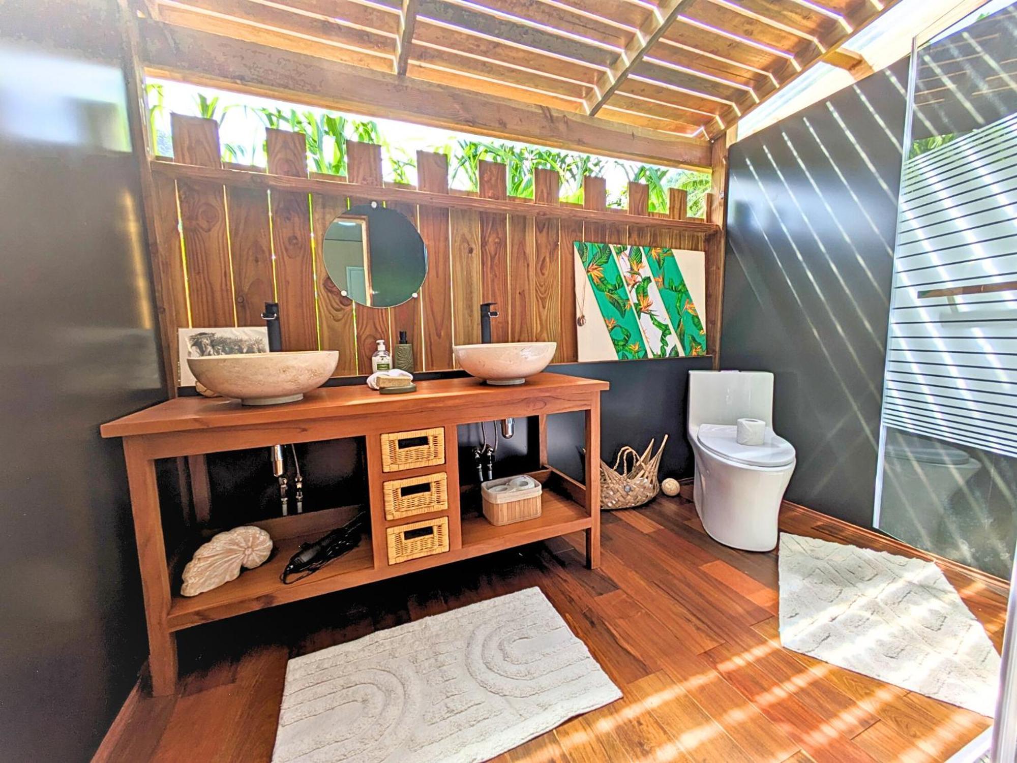 Natura Om Teahupoo Surf Lodge Toanoano Exteriör bild