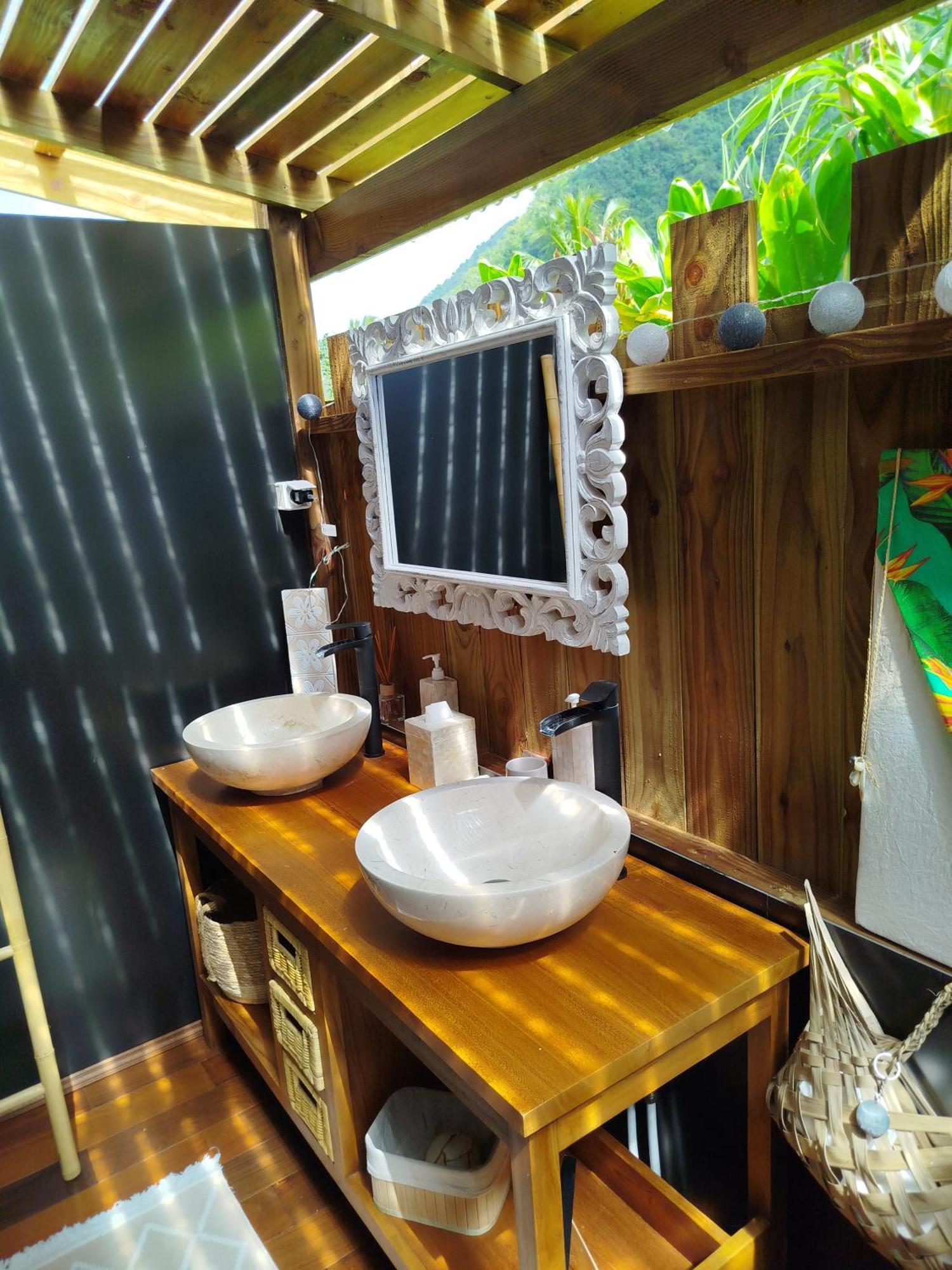 Natura Om Teahupoo Surf Lodge Toanoano Exteriör bild