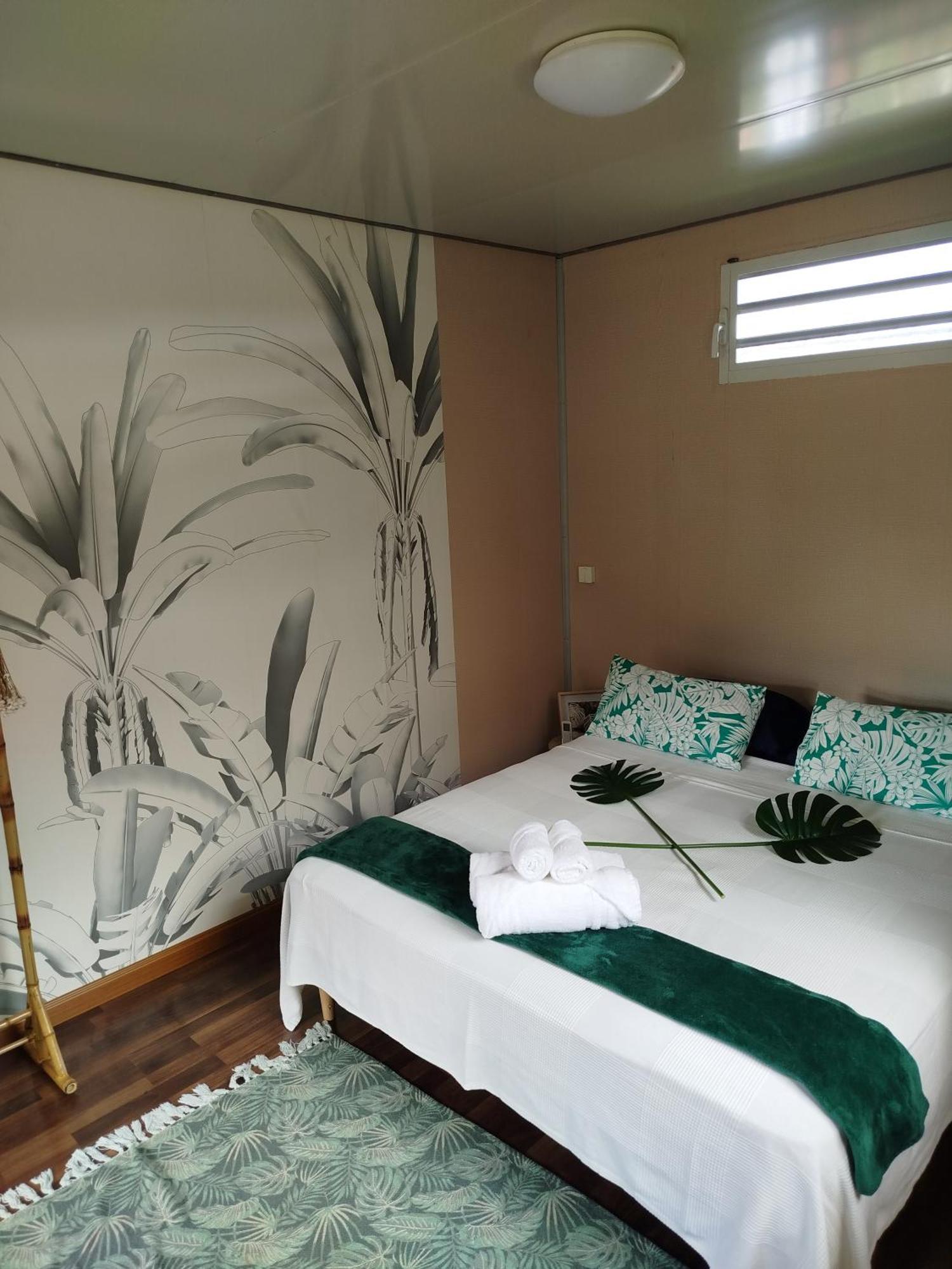 Natura Om Teahupoo Surf Lodge Toanoano Exteriör bild